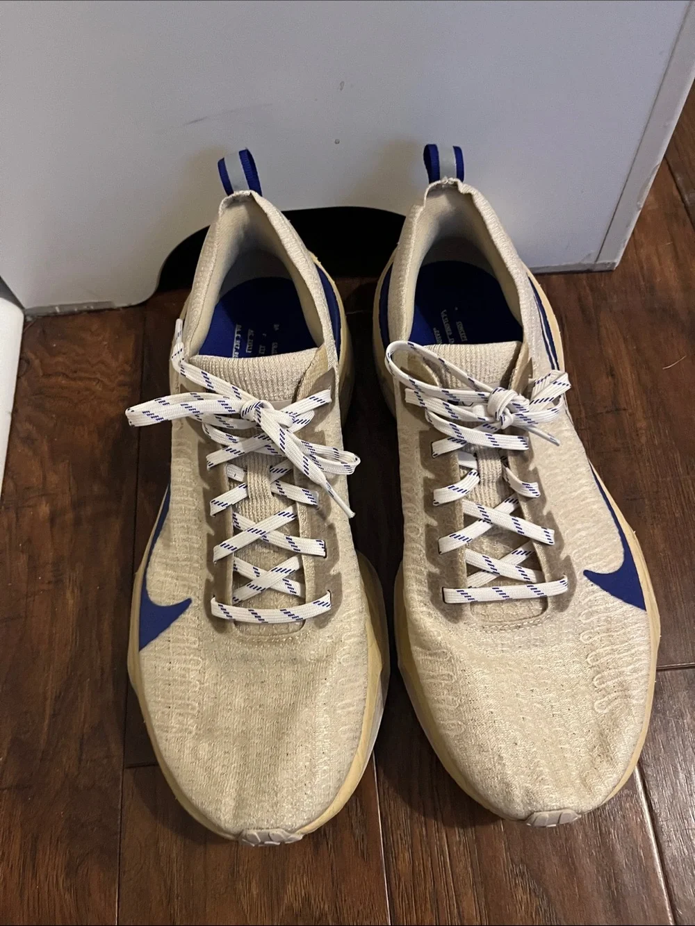 Nike Mens Running Invincible 3 Sneakers - Cream Upper with Blue Swoosh